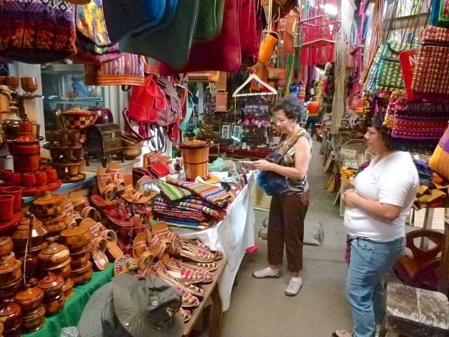 Street Shopping- New Market, Kolkata Street Shopping- New Market, Kolkata